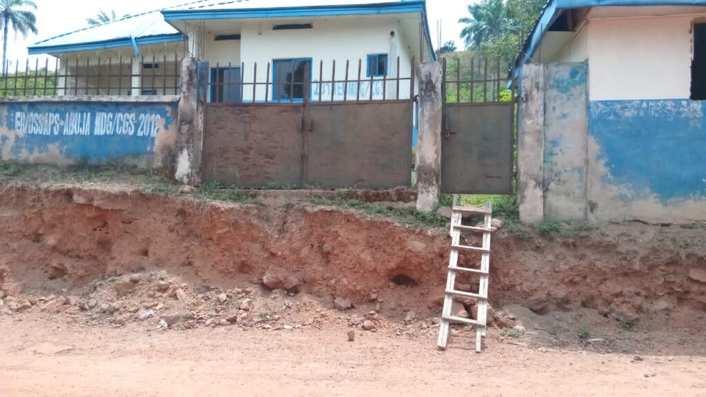 Okponta MDG Health facility with the ladder used for access